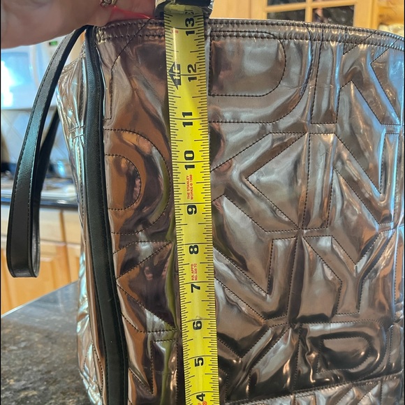 “DKNY” oversized 4 piece travel purse with 3 different sized zipper bags! - Picture 9 of 11